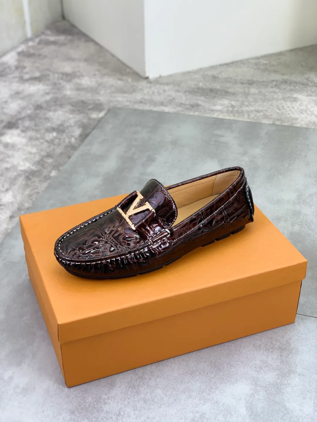 Men's men's shoes 💰P360💰【New style】🆘 🔥🆕【Louis Vuitton】LV Hong Kong high-quality beanie shoes. Loaf style for lazy people. This fabric is made of 🇮🇹 imported Italian first-layer cowhide➕full first-layer pigskin lining. The lining is more high-end. The original non-slip and wear-resistant rubber outsole is the only choice for driving. Size: 38-45. 4️⃣colors available.